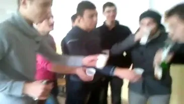 VIDEO SUPERTARE! In liceele din provincie, la fel ca la Jean Monnet: Elevii se imbata in clasa cu sticle de sampanie si asculta manele in boxe la maximum in liceu!