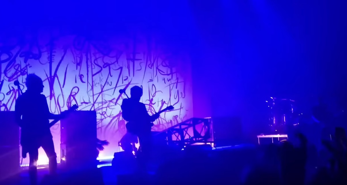 Marilyn Manson s-a prăbușit în timp ce concerta pe o scenă din Houston. Ulterior, o schelă metalică a căzut peste el