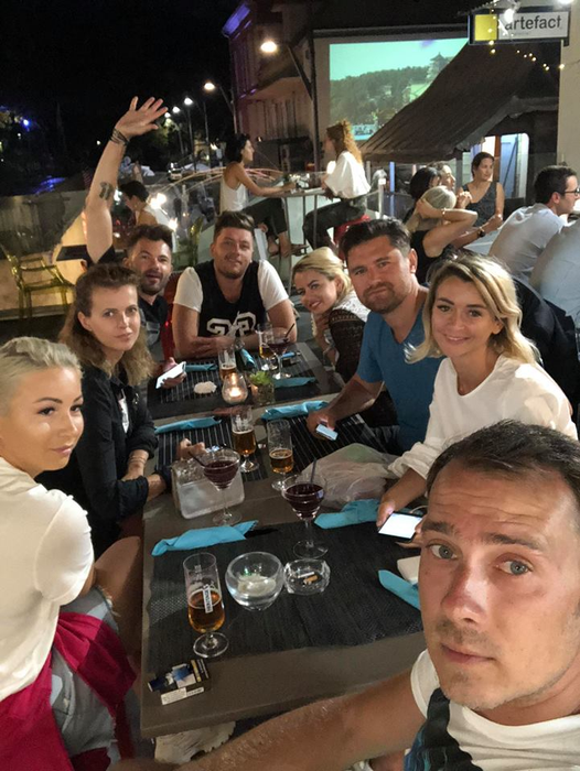 Bianca Drăgușanu, filmată cu iubitul unei cântărețe de la noi. Martorii le-au făcut poze când le-au văzut gesturile apropiate