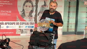Imagini înduioșătoare de pe aeroport! Ce au făcut Dan Ursa, Carmen Grebenișan și Alexandra Porkolab imediat cum s-au întors de la Survivor