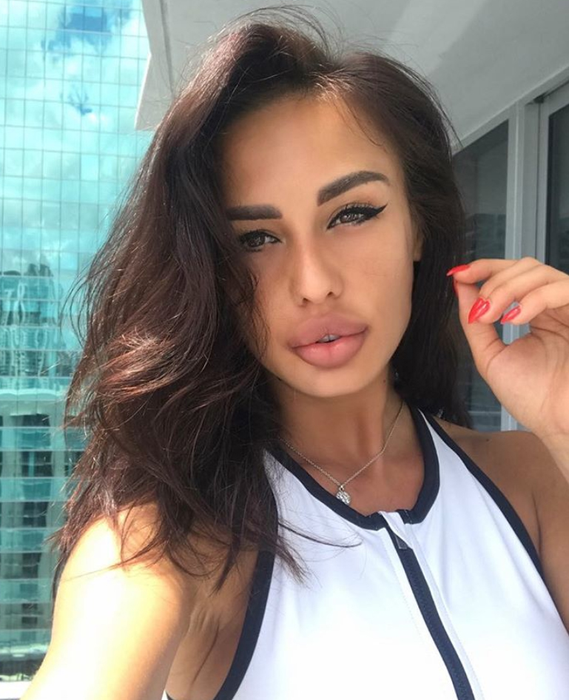 Ioana de la Miami, o brunetă apetisantă