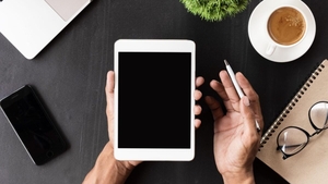 (P) iPhone sau iPad? În ce merită să investești?