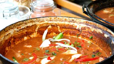 Mii de portii de friptura si carnati, pregatite pentru participantii la Ziua Nationala