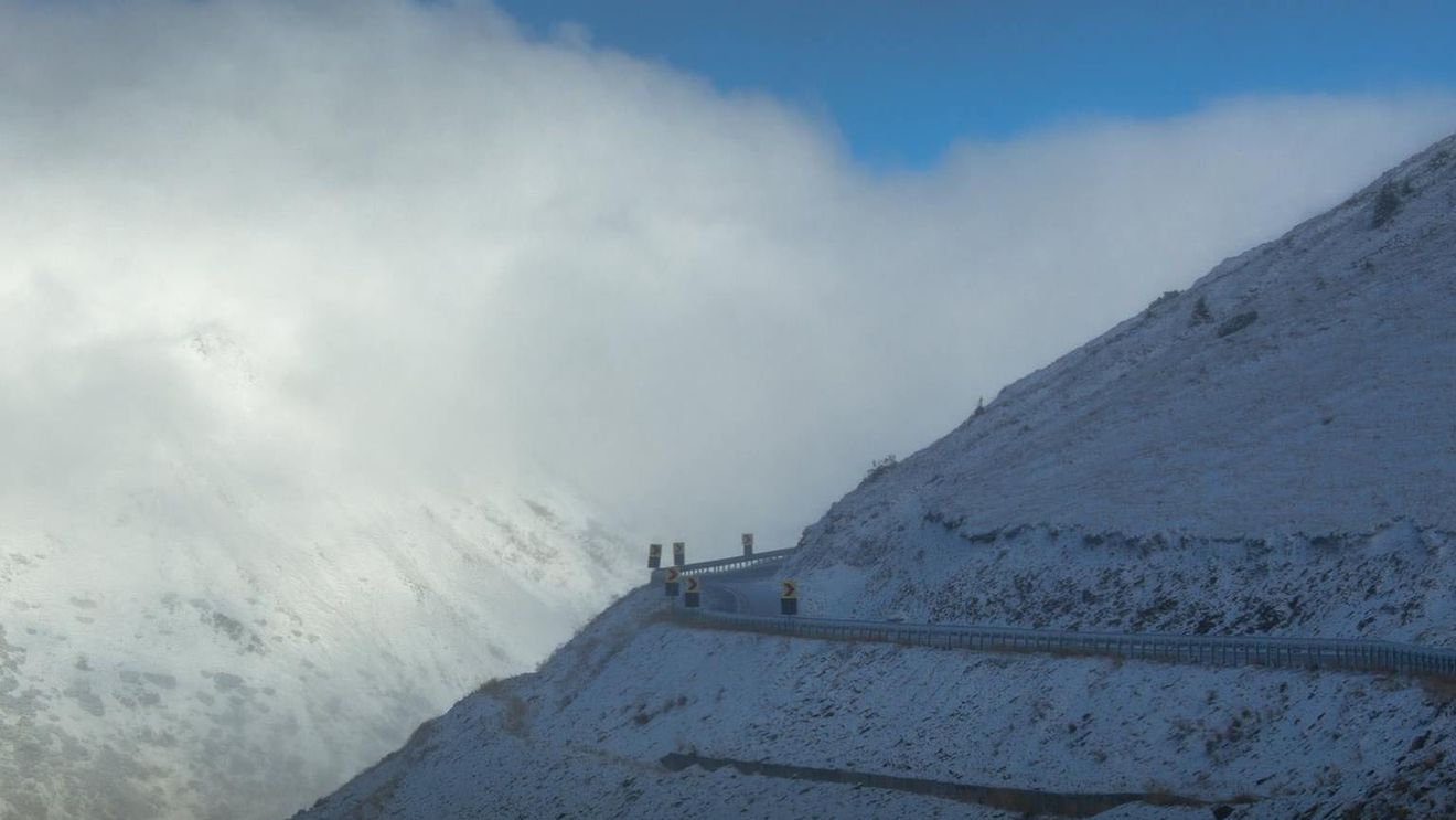 A căzut prima ninsoare pe Transalpina! Circulatia este...