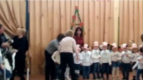 Două mame s-au luat la bătaie, în fața copiilor, la serbarea de Crăciun! VIDEO