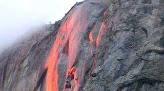 Un fenomen extrem de rar transfoma apa unei cascade in lava! Imagini spectaculoase!
