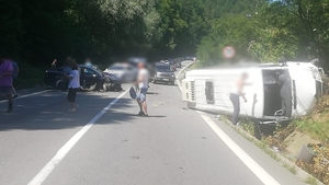 Accident grav pe Valea Oltului! 21 de persoane au primit îngrijiri medicale