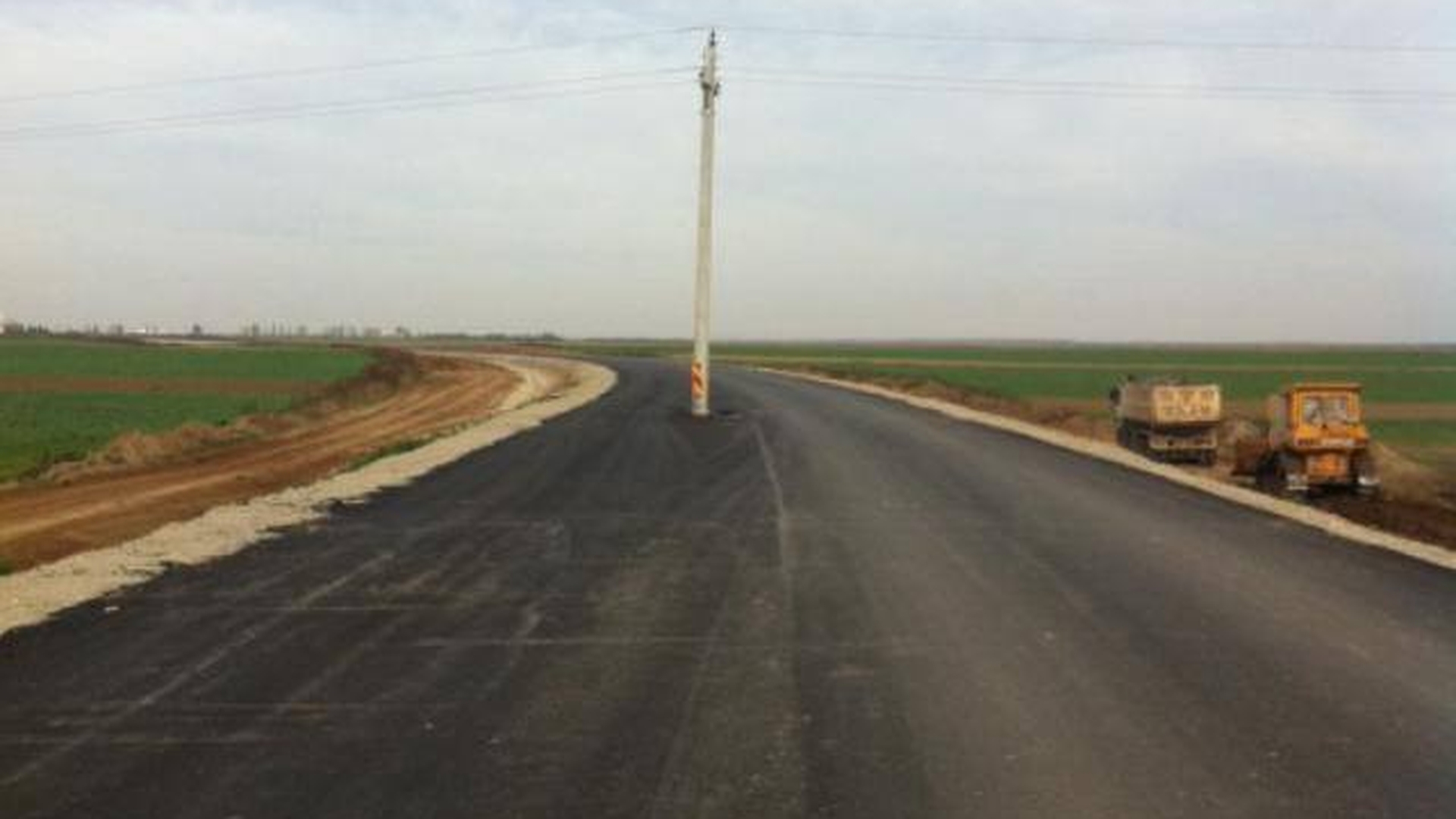 Numai in Romania se poate asa ceva! Stalpul din mijlocul centurii! FOTO demential !