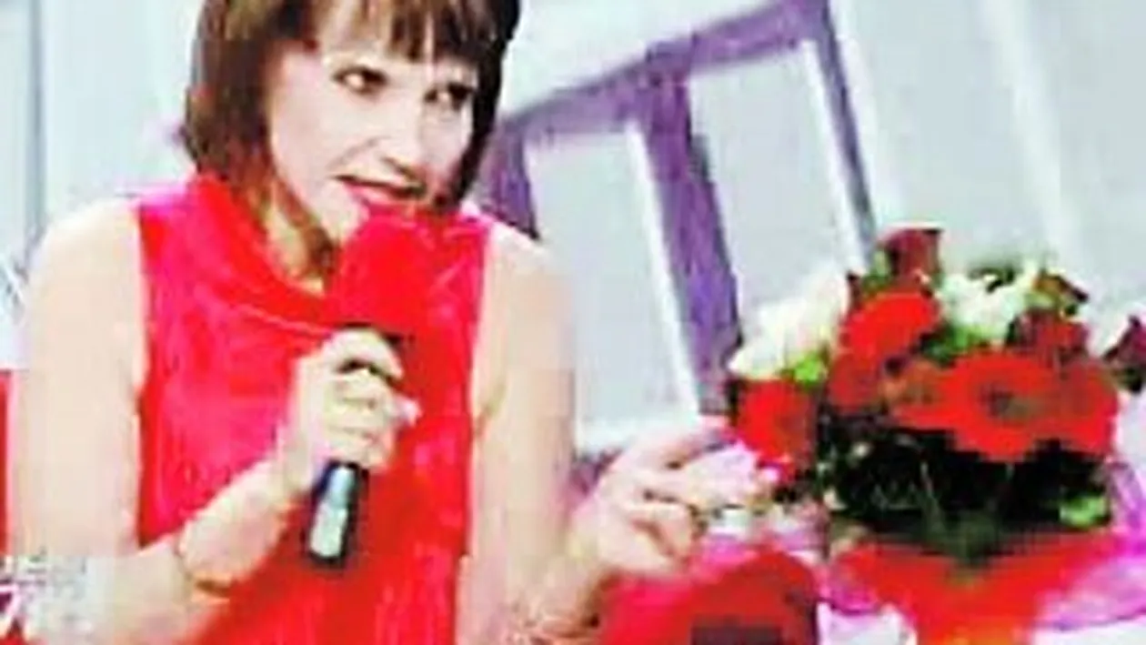 Marina Almasan, coplesita de atentia iubitului milionar. Primeste flori de la amant si le ia cu ea in emisiune