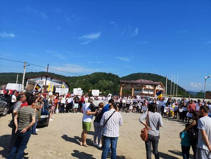 Oamenii din Baia de Aramă au ieșit în stradă