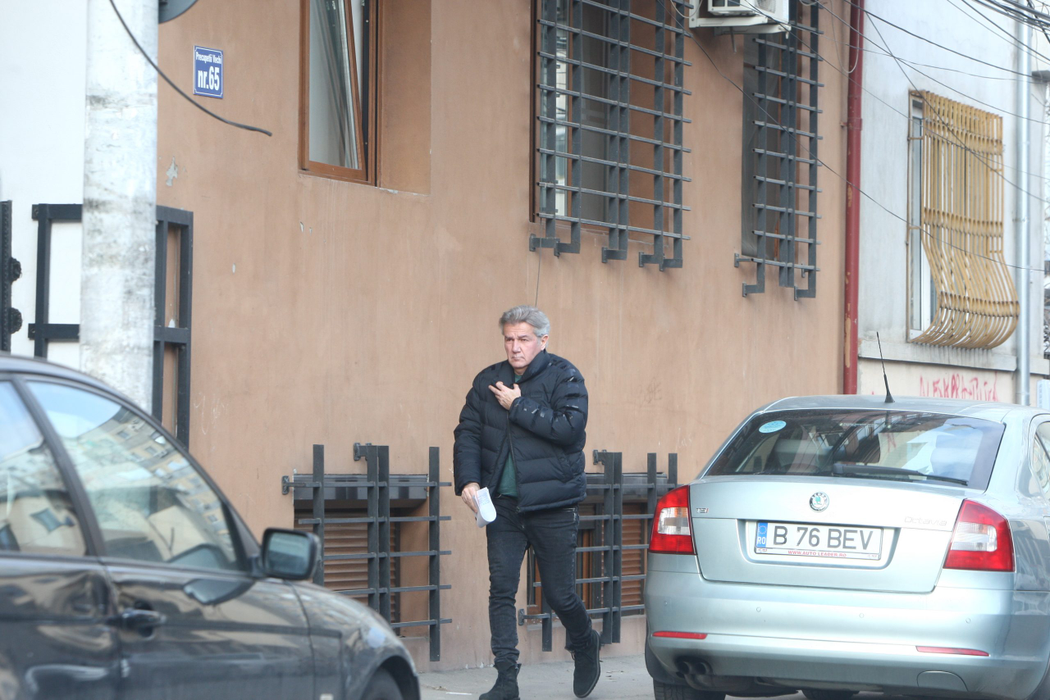 Frigul de afară l-a făcut pe Bittman să-și strângă haina la gât