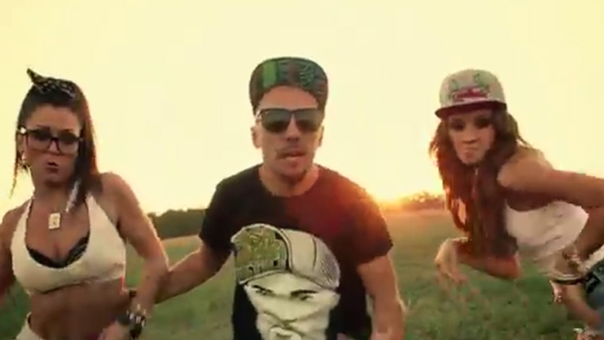Cel mai tare hit de rap rural! Skizzo Skillz a lansat o noua melodie: "Fetele se misca bini di tat!" - Asculta-l si da-l pe Facebook, are deja 65.000 de views in doar 2 zile