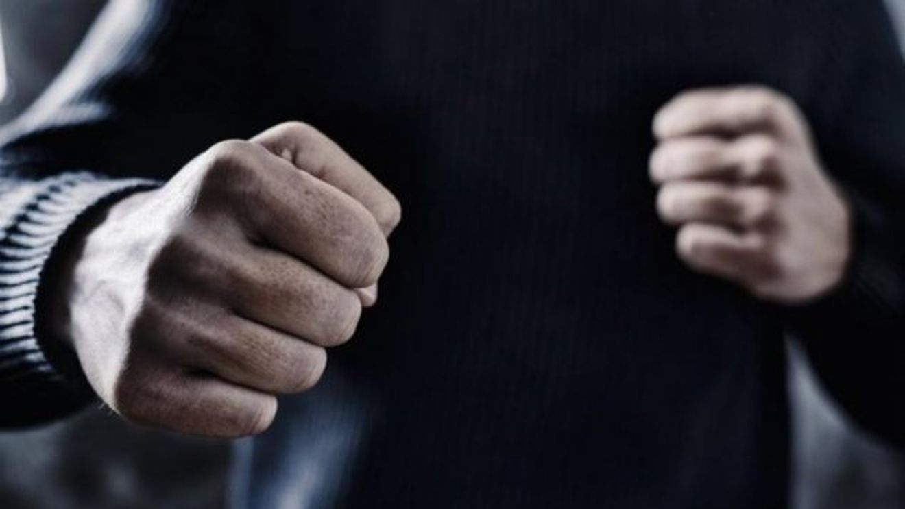 Un agent șef ar fi bătut cu bestialitate un tânăr din Bacău, pe care îl bănuia că ar fi furat un sac cu fân