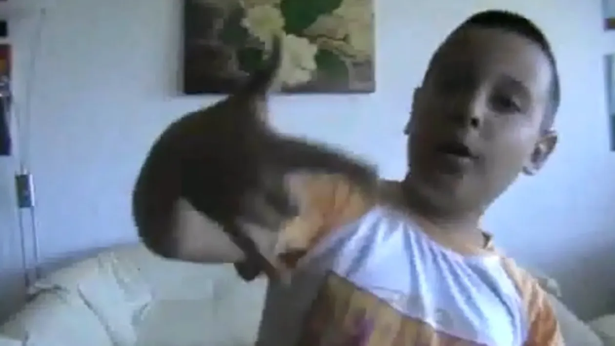 Nu e Eminem, nici BUG, e doar Scula BOB! Un pusti de 12 ani este noua revelatie hip hop!