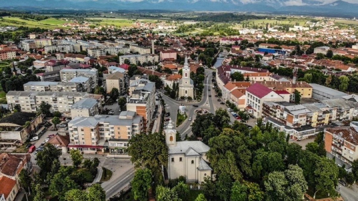 Cu nici 6000 de euro te poți muta într-un cadru idilic, la doar 62 de km de Oradea. Pare locul perfect să scapi de marile orașe, precum București și Cluj