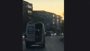 Un şofer de ambulanţă din Piatra Neamţ, filmat cum transporta un pacient cu uşile deschise