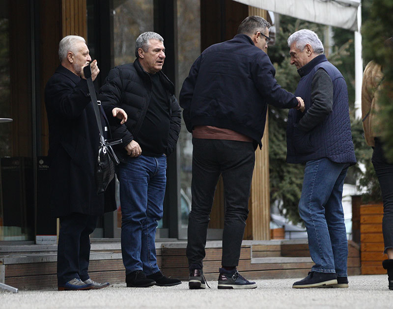 Fraţii Becali şi Corneliu Iacobov au luat masa alături de un prieten comun