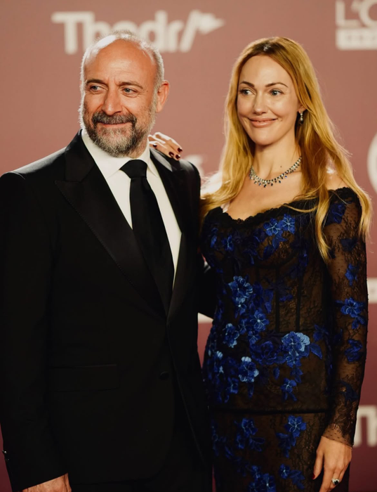 Alit Ergenc și Meryem Uzerli, actorii principali ai serialului turcesc de televiziune „Suleyman Magnificul”/ sursă foto: Facebook @Turkish Serie Station