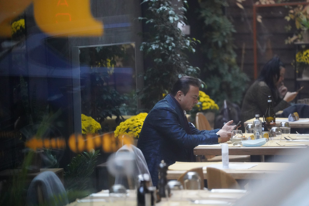 William Brânză, singur la restaurant