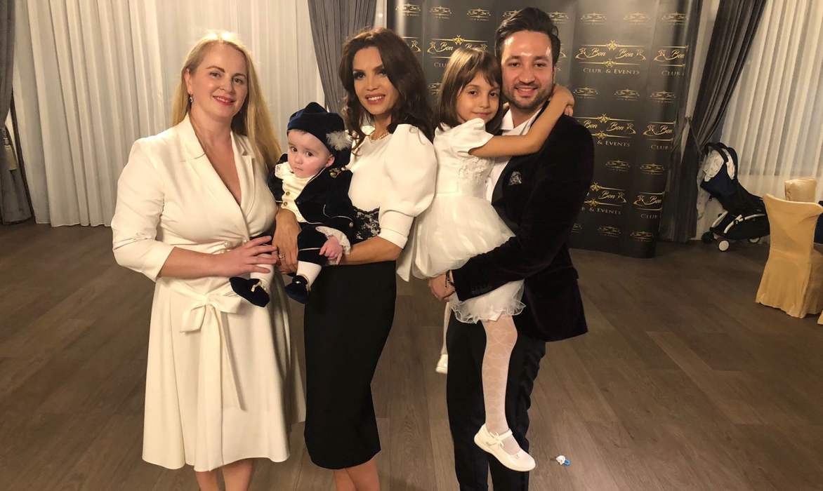 Galerie foto. Delia Antal și-a botezat băiețelul! O cântăteață cunoscută și un om de afaceri au fost nași: ”De mult mi-a zis că…”