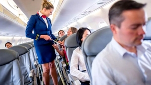 Notă de plată colosală pentru un cuplu care a consumat o bere, o apă şi un croissant, în avion. Câţi bani le-a cerut stewardesa