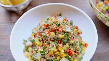 Salată de linte cu lămâie și ierburi, preparatul mediteranean vegan fresh cu aromă intensă și textură plăcută