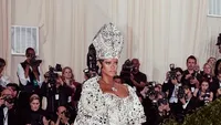 Rihanna, îmbrăcată ca femeia-papă pe care Vaticanul nu a avut-o vreodată