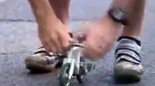 Daca iti zicem ca un biciclist a reusit sa mearga pe o bicicleta de 10 centimentri nu crezi EVER! Vezi video asta si convinge-te singur - E fabulos!