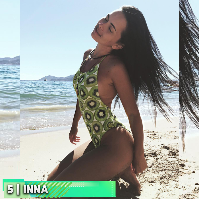 Top 30 sexy-vedete în genunchi la plajă. Pe ce locuri se clasează Emily Burghelea, Florentina Raiciu, Delia și Andreea Bănică