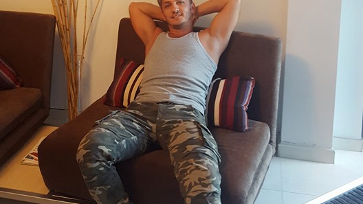 De data aceasta a întrecut orice limită! Trăistariu s-a pozat iar în chiloţi dar....cu un personaj aflat în mare vogă!