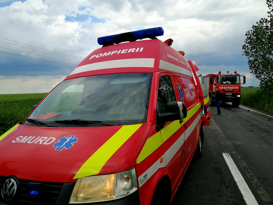 Accident îngrozitor în Arad! Trei persoane au ajuns la spital. Imagini de la fața locului. FOTO