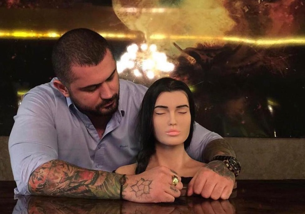 Cengiz Șıklaroğlu a făcut un bust de ceară în memoria soției sale