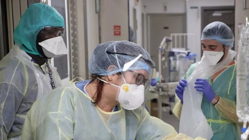 Cazul incredibil al unei femei de 100 de ani, care s-a vindecat de COVID-19. Medicilor nu le-a venit să creadă!