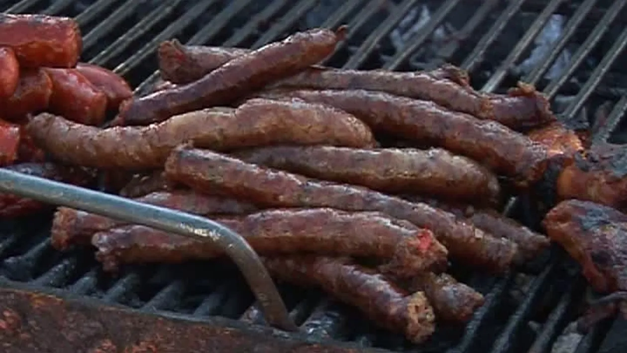 Tragedie la Festivalul Cârnatilor din Plescoi! Un bărbat a murit in văzut tuturor, in timp ce mânca! Un cârnăcior i-a pus capac