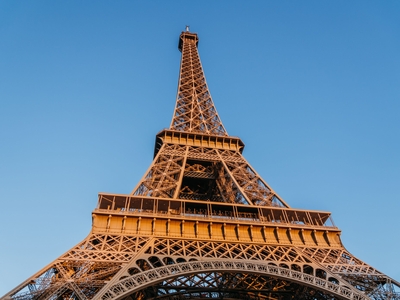 Directorul Turnului Eiffel a anunțat că renunță la funcție după ce angajatele au fost înlocuite cu bărbați în timpul vizitei unui grup religios
