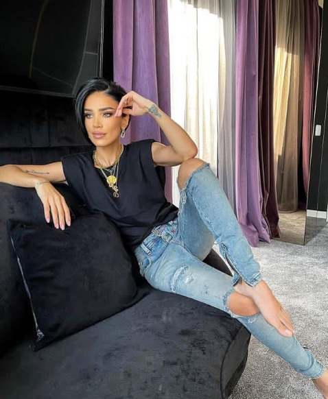 Adelina Pestrițu nu are liniște nici în Maldive: ”Băi, disperaților, săriți ca hienele!”
