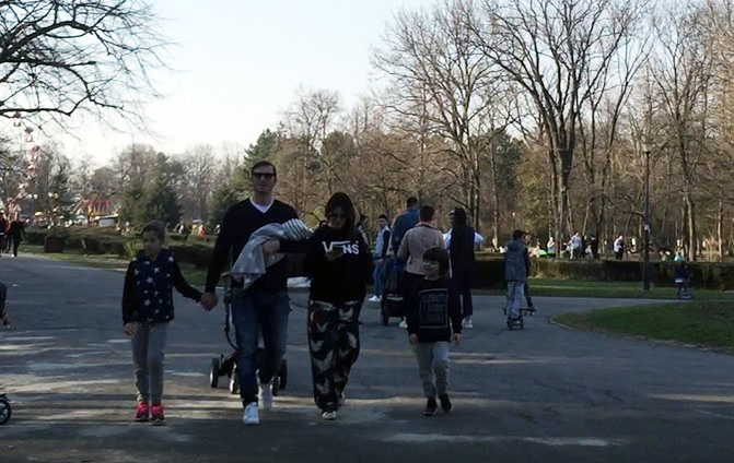 Maria Marinescu și Alin Petrache și-au scos copiii la plimbare. în parc