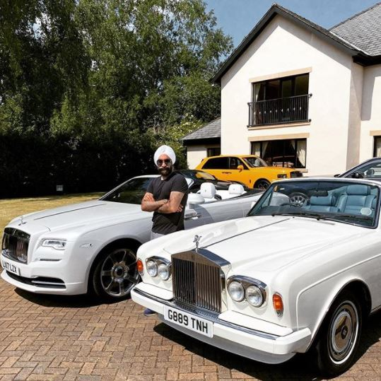 Povestea lui Reuben Singh care a făcut înconjurul lumii. A cerut un împrumut 5.000 de lire sterline de la o bancă și a garantat cu un Rolls Royce, în valoare de un sfert de milion | FOTO
