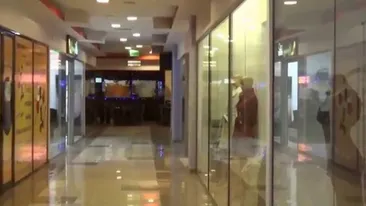 Tavan prăbuşit într-un centru comercial din Vaslui. Trei persoane, rănite