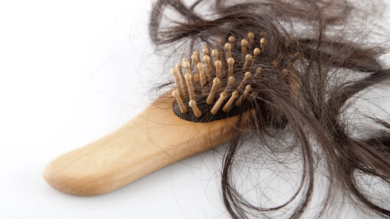 Ce înseamnă când visezi că îţi cade părul. De la teama de îmbătrânire, la moarte, divorţ, concediere, dar şi...