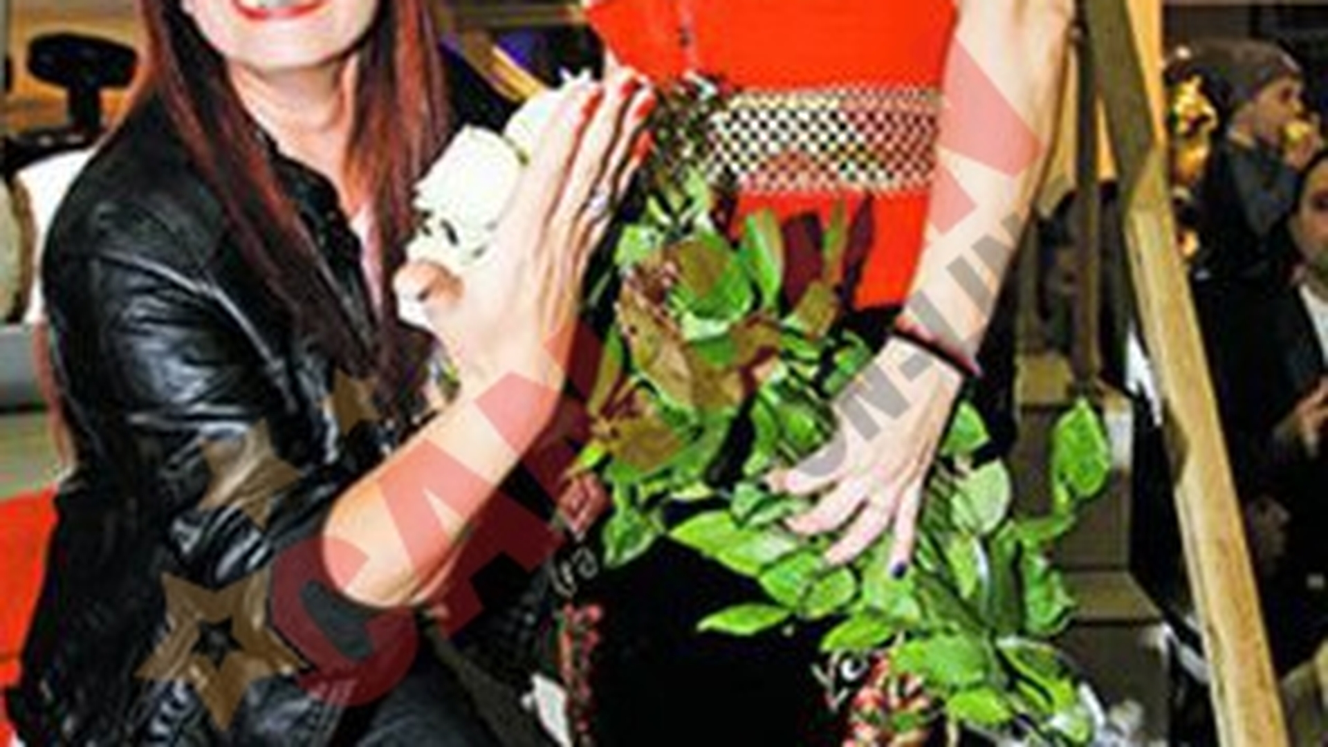 Dana "Marijuana" i-a oferit flori cantaretei