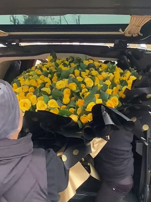 Buchetul surpriză trimis de Dani Leș abia a intrat în portbagajul mașinii