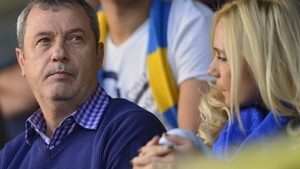VIDEO In trafic, Mircea Rednic se tine de “strambe” cu sotia! Cum a fost filmat antrenorul Petrolului!