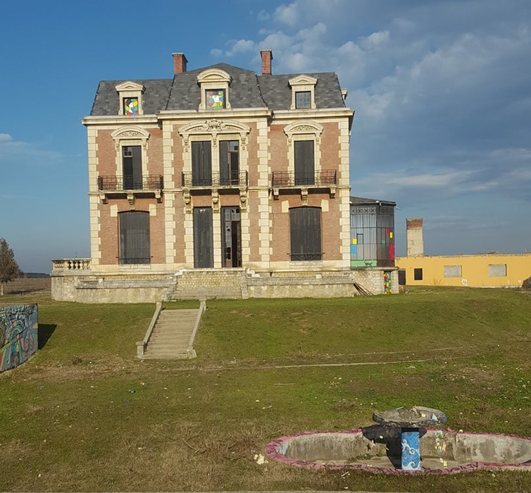 Distrugerile nu afectează, din fericire. structura exterioară