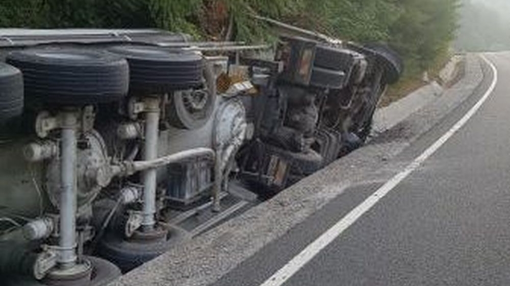 O autocisternă s-a răsturnat în Maramureș! Trafic îngreunat