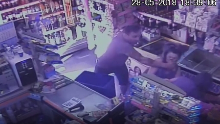 VIDEO. Vânzătoare bătută crunt de un client, în Arad. I s-a părut prea scumpă înghețata și...