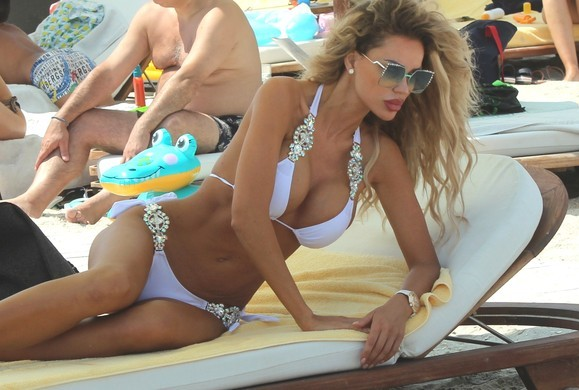 Bianca Dragusanu la plaja