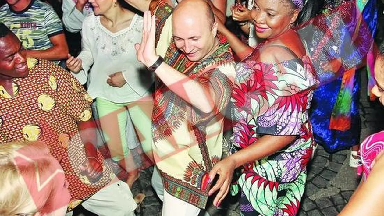 A dansat descult pentru femeile refugiate