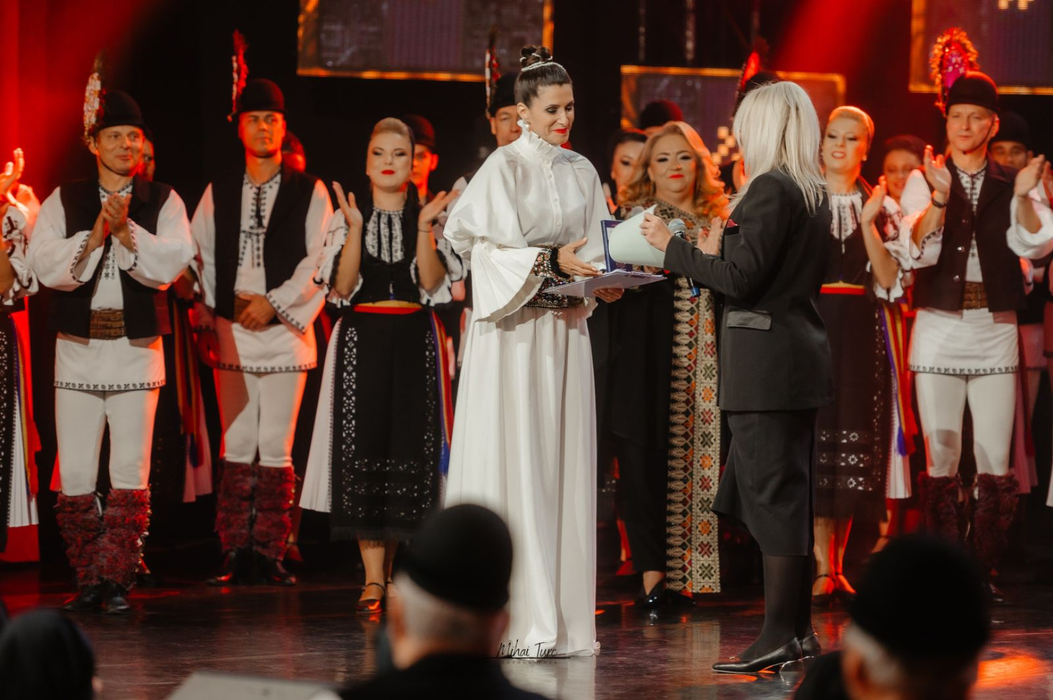 Iuliana Tudor a fost decorată de președintele Klaus Iohannis. Sursa foto: Mihai Turc / Instagram Iuliana Tudor
