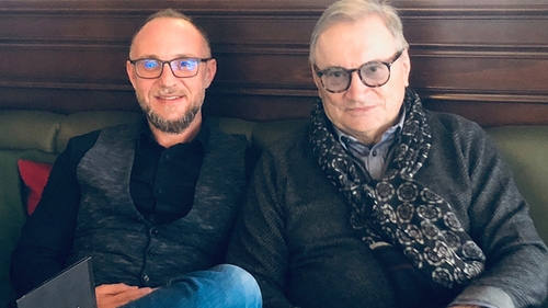 Scriitorul Gabriel Bota, motiv de bucurie după ce a fost bătut de un taximetrist sub privirile îngrozite ale fiicei și ale soției